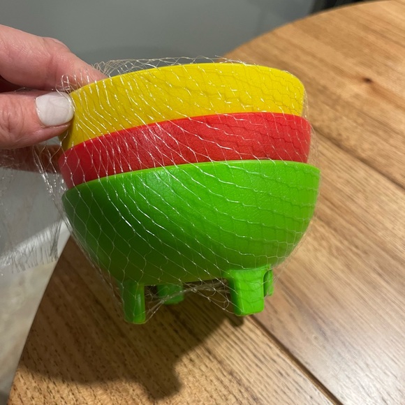 Plastic Salsa Bowls - 3 pack the length of each bowl is 5 in. by 3 in. in height - Picture 4 of 7